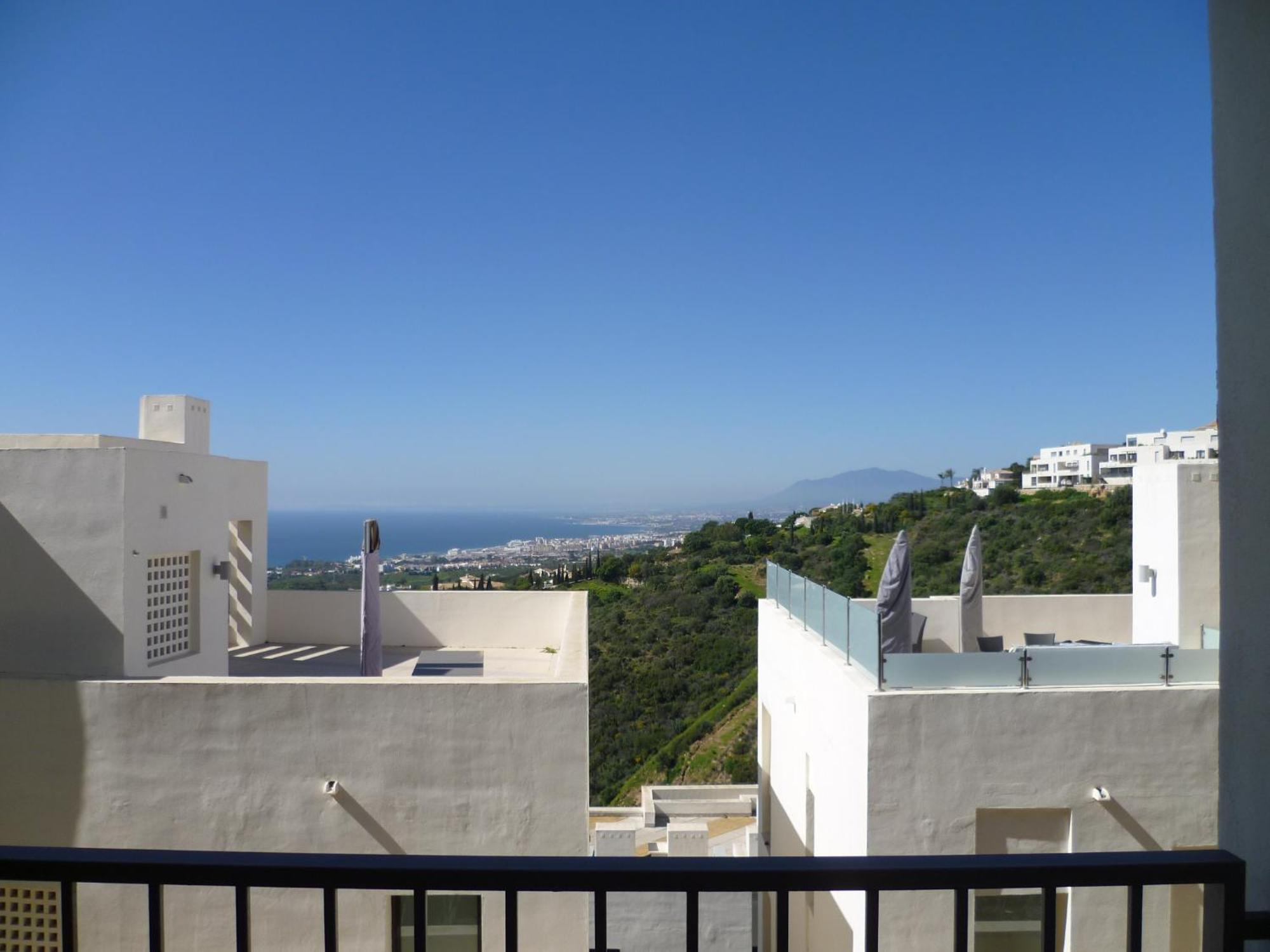 Luxurious With Area Apartment *