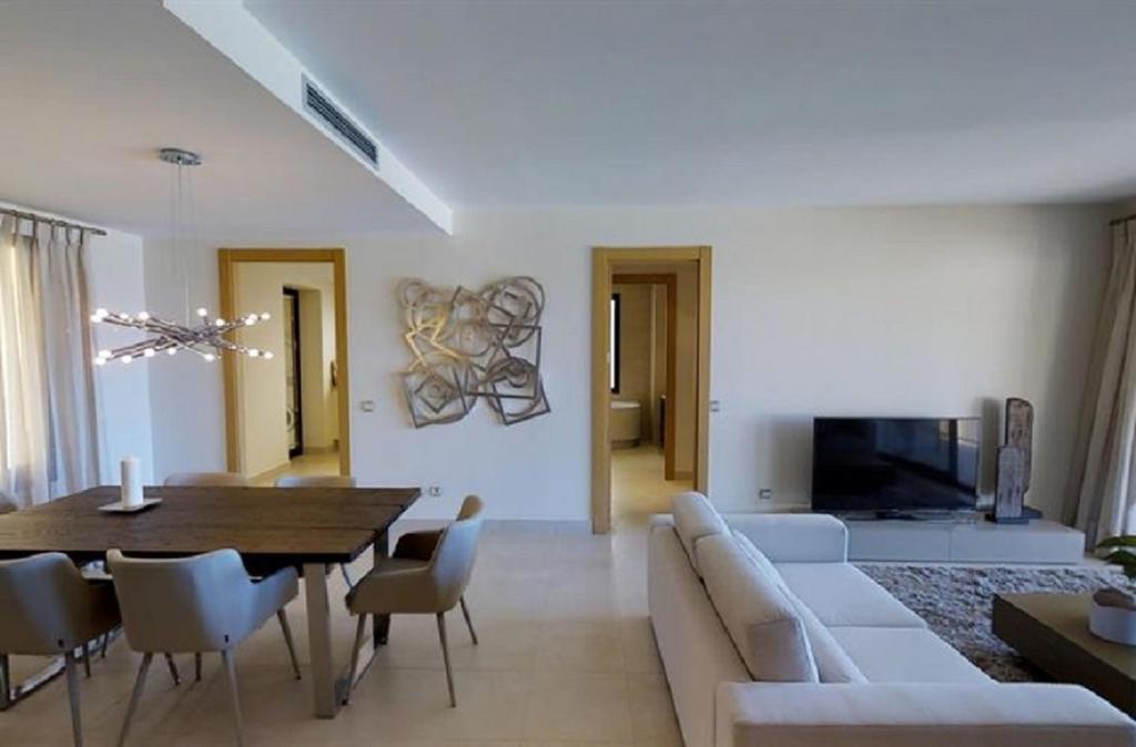 Luxurious With Area Apartment *